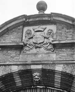 855724 Afbeelding van de gevelsteen met het provinciewapen, op de toegangspoort van de Flora's Hof op het terrein van ...